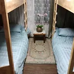 K Star Road Guesthouse - Hostel